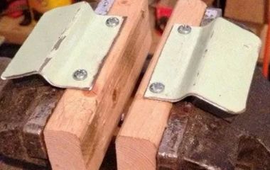 Гибка листового металла в тисках с подкладками