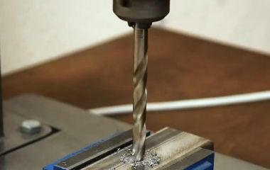 Устранение биения сверла при работе на вертикально-сверлильном станке Устранение биения сверла при работе на вертикально-сверлильном станке