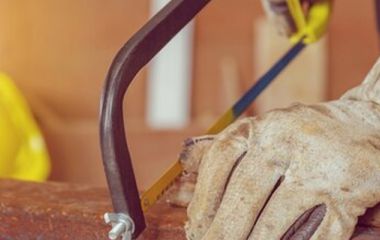 Продольное пиление листового металла ножовкой: техника и разводка